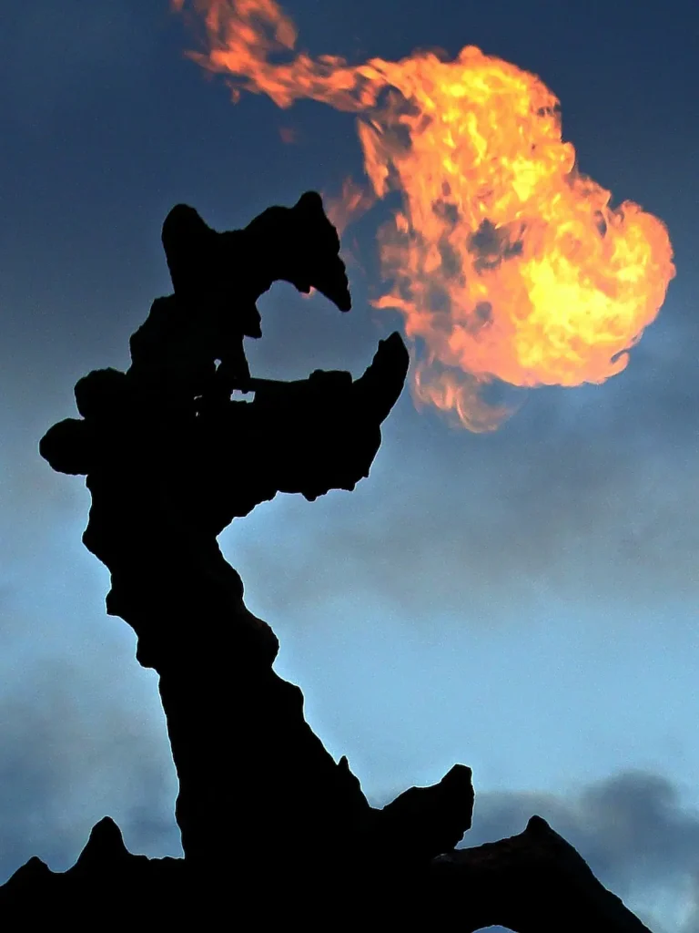 Statue du Dragon du Wawel crachant du feu, un spectacle impressionnant à voir à Cracovie avec des enfants.