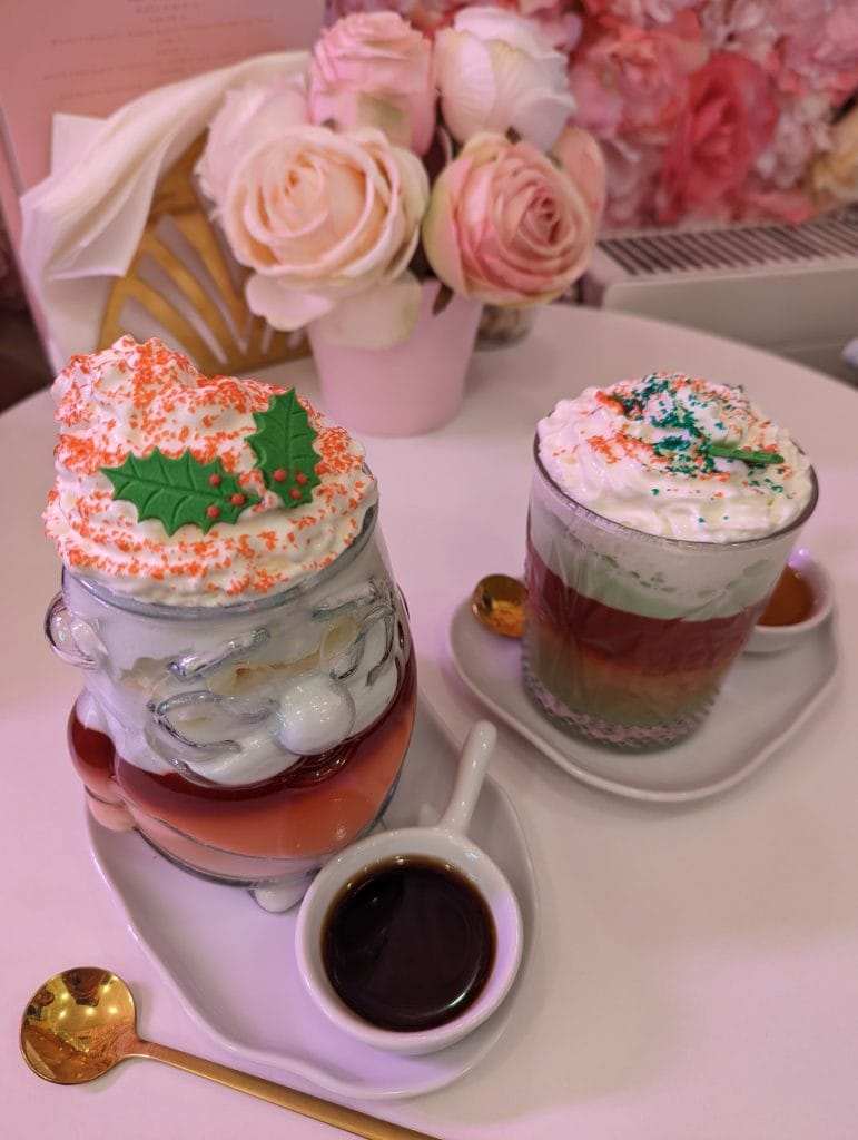 Boissons de Noël gourmandes au Kawiarnia Skinny Creme avec chantilly et décorations festives dans un café chaleureux où sortir à Cracovie.
