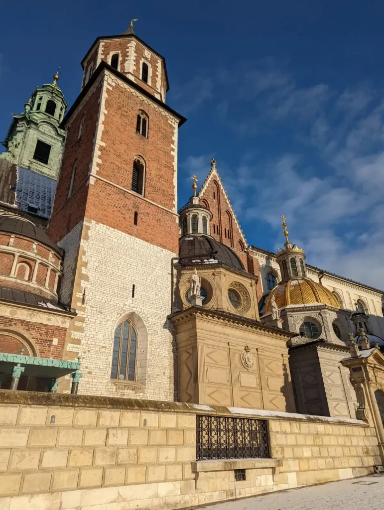 Vue extérieure de la cathédrale et des dômes de la colline du Wawel, à découvrir lors d'un séjour à Cracovie en famille.