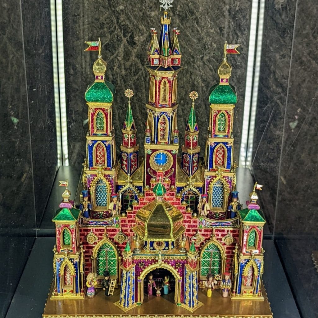 Une Szopka traditionnelle colorée : la crèche de Noël architecturale typique de Cracovie inspirée des monuments de la ville et illustrant ce que l'on retrouve à Cracovie en Décembre