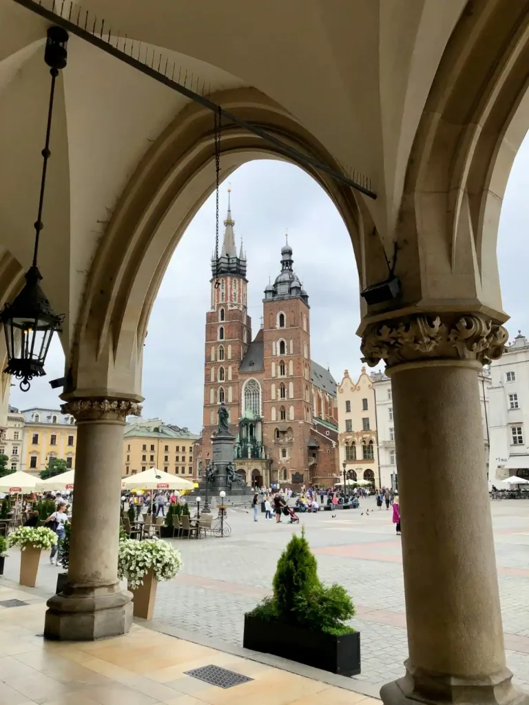 Vue sur la Basilique depuis les arches de la Halle aux Draps, un secteur très prisé où dormir à Cracovie.