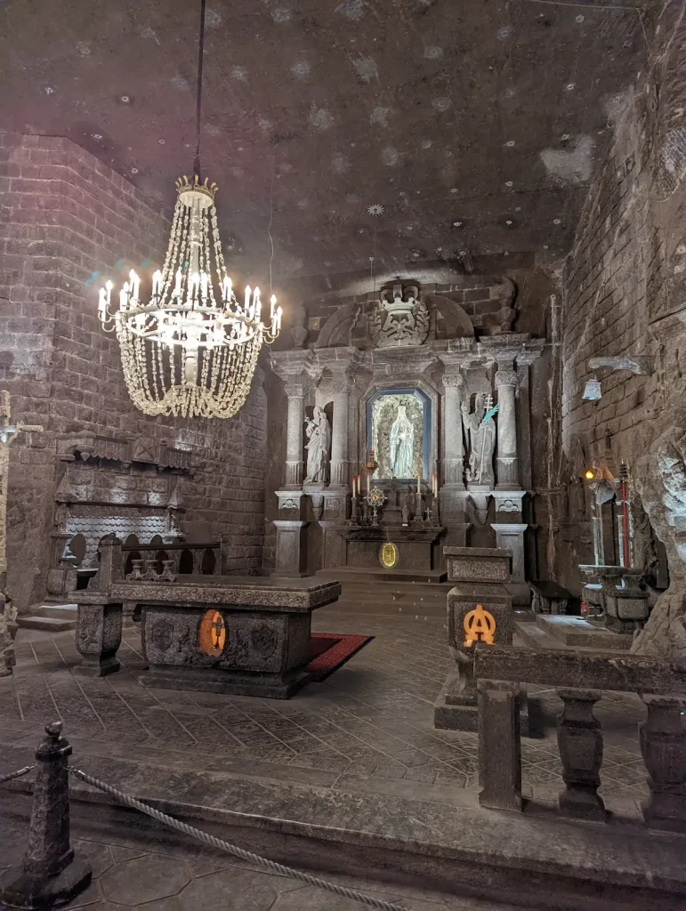 La chapelle Sainte-Kinga et ses lustres dans les mines de sel de Wieliczka.