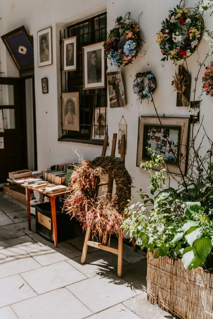 Une cour fleurie et des détails artistiques dans le quartier de Kazimierz à Cracovie.