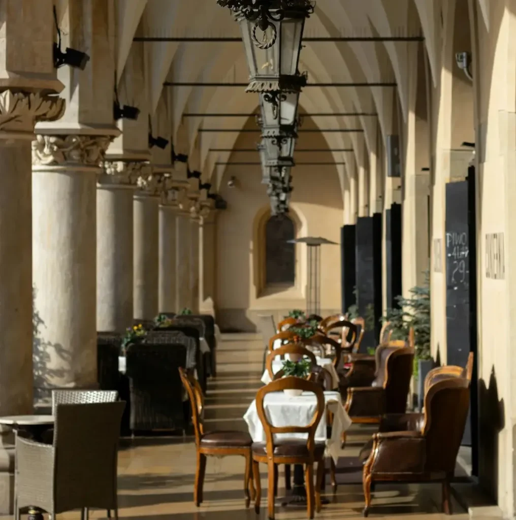 Tables d'un restaurant de spécialités polonaises traditionnelles illustrant les meilleures adresses où manger à Cracovie