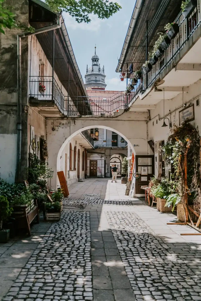 Passage pittoresque et ruelle pavée dans Kazimierz, l'un des meilleurs quartiers de Cracovie pour son charme historique et son authenticité.