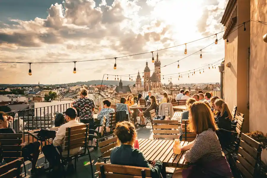 Ou-sortir-cracovie-bar-insolite Vue sur les toits de la ville sur la terasse d'un bar au 6ème étage, une sortie insolite à cracovie pour illustrer où sortir à cracovie