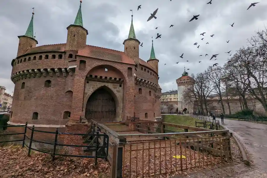 la vue du barbacane à cracovie en septembre est sublimée par l'approche de l'automne