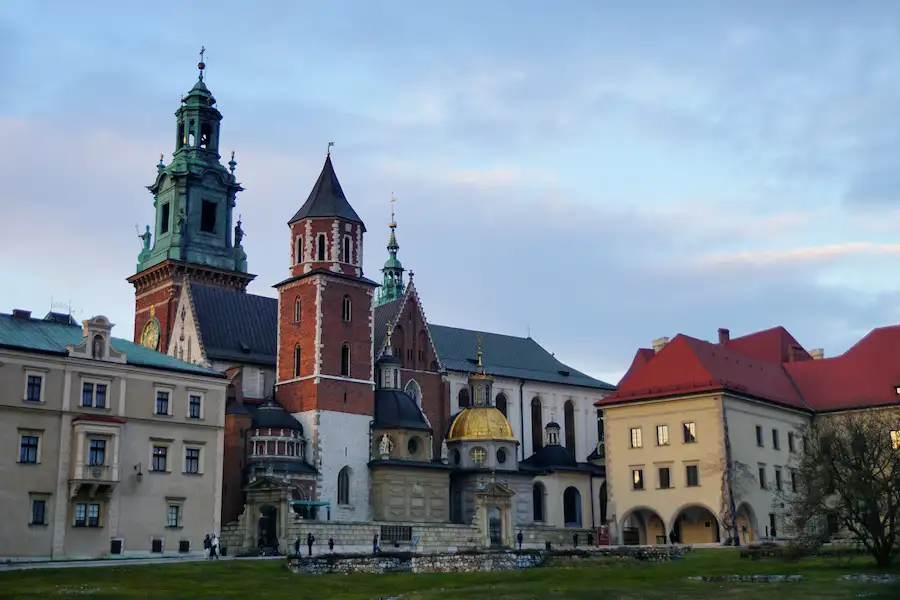 visiter-cracovie-en-3-jours-itinéraire La Cathédrale du Wawel et ses tours emblématiques, étape clé d'un itinéraire à Cracovie en 3 jours.