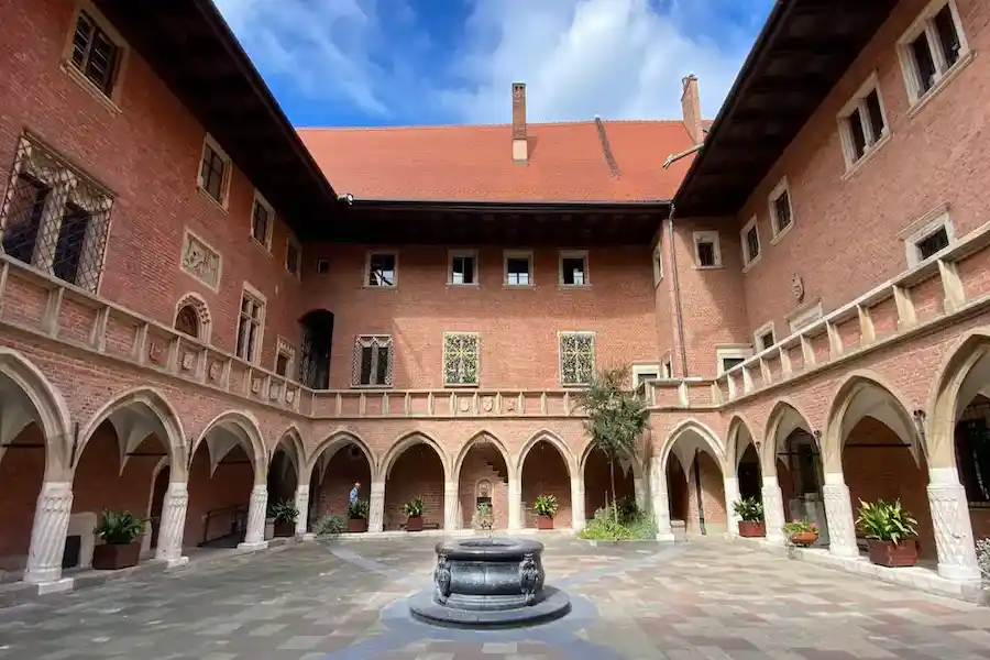 visiter-cracovie-en-4-jours-itinéraire Cour intérieure gothique du Collegium Maius, un joyau caché à découvrir lors d'un séjour de 4 jours à Cracovie.