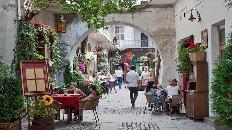 ruelle typique de kazimierz illustrant l'article sur où dormir à Kazimierz