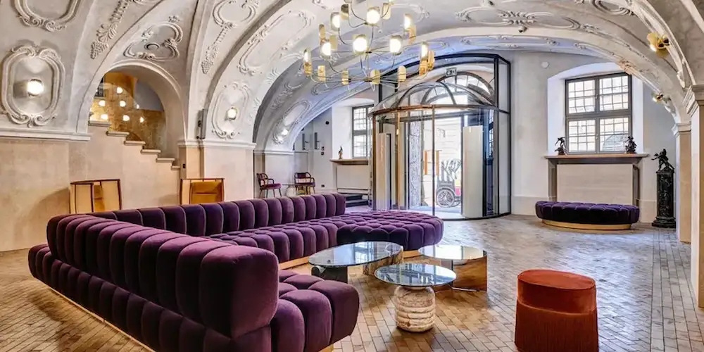 Entrée d'un palace de Cracovie, illustrant la page hôtel de luxe à Cracovie
