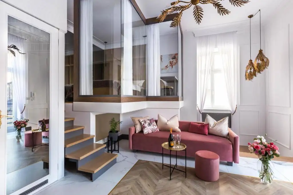 Grand salon du Fragola Apartments, idéal pour loger en famille nombreuse à Cracovie