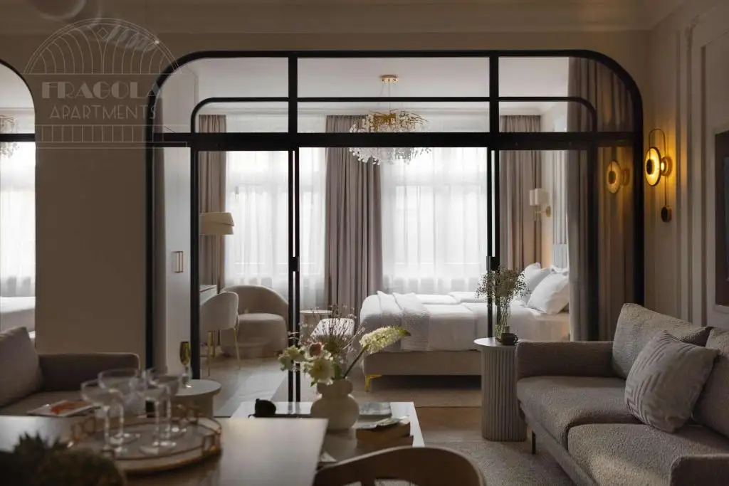 Grand salon du Fragola Apartments, idéal pour loger en famille nombreuse à Cracovie