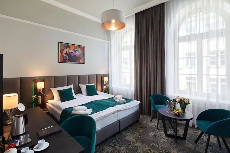 Chambre contemporaine de l'hôtel Estera 4 étoiles au coeur du quartier juif de Cracovie