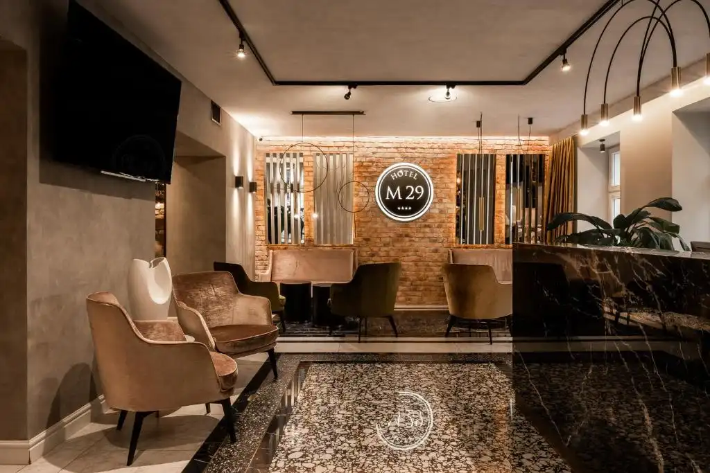 Décoration industrielle chic et murs en briques au boutique-hôtel M29 à Cracovie.