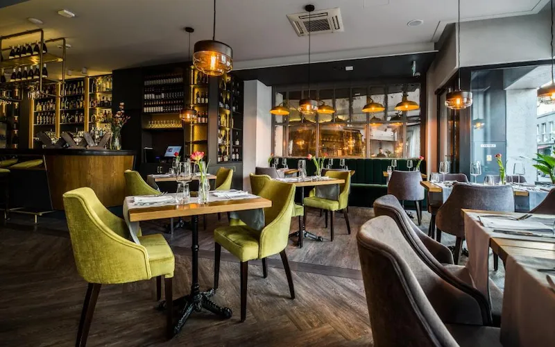 salle de déjeuner de l'hôtel perfect, un hôtel calme dans kazimierz