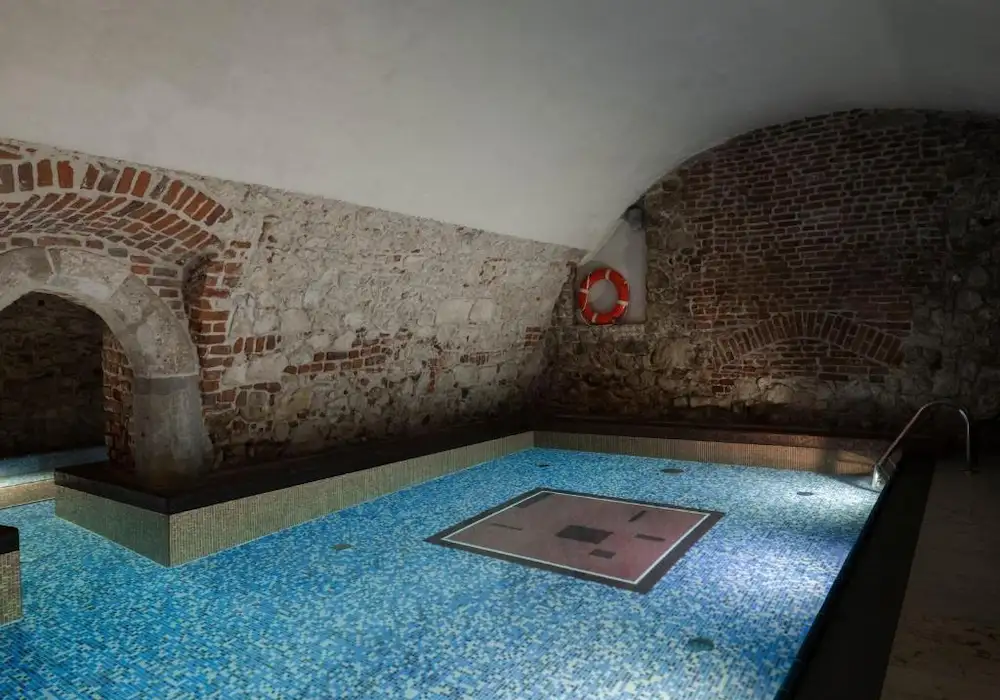 Piscine en sous-sol historique de l'Hotel Stary, un luxueux hôtel avec spa dans le centre de Cracovie