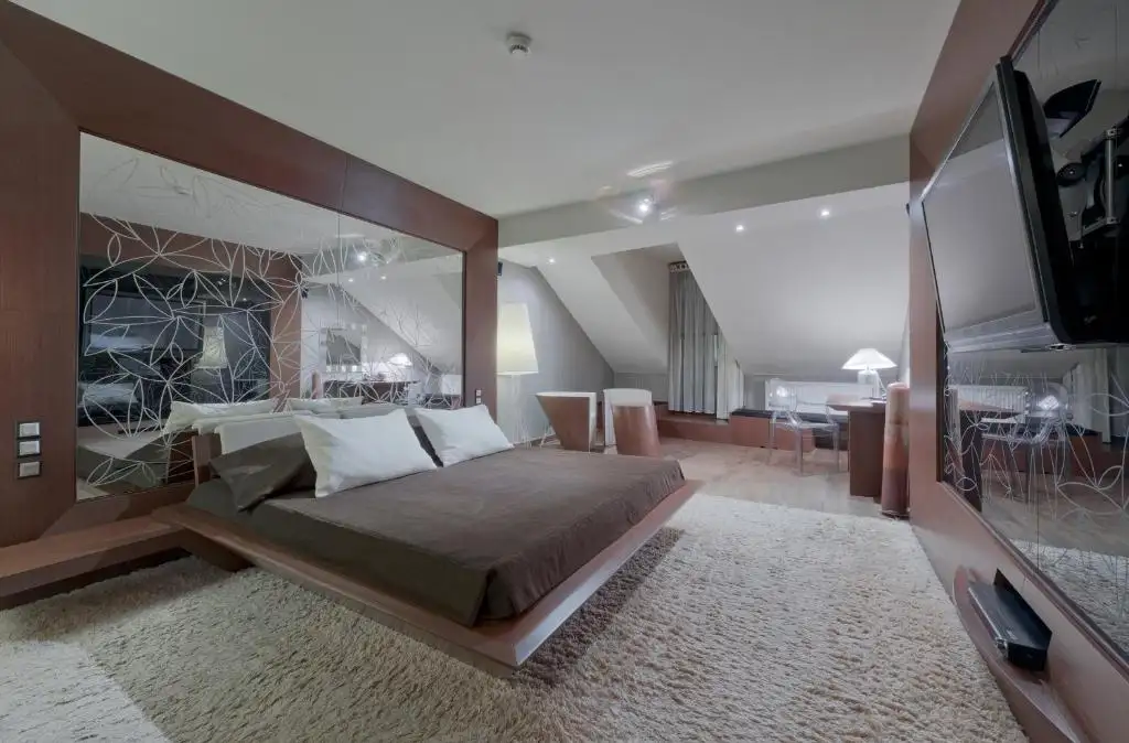 Chambre de l'Hotel Wentzl offrant une vue directe sur la Place du Marché et la Basilique Sainte-Marie à Cracovie