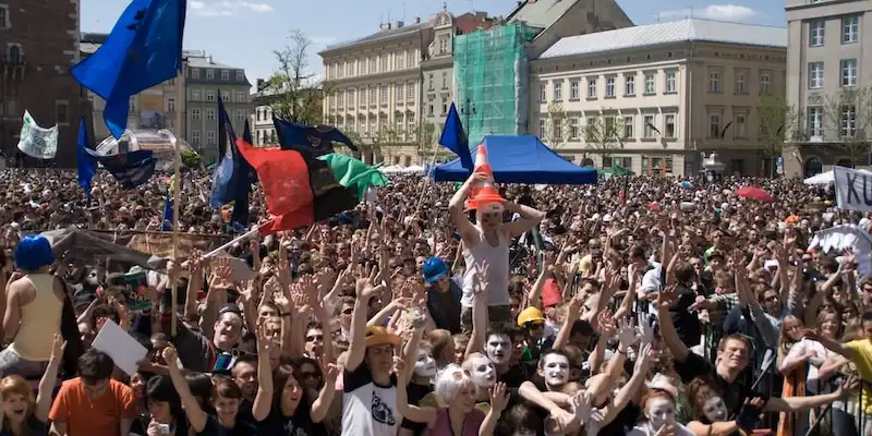 Étudiants déguisés défilant sur la Place du Marché de Cracovie pendant les Juwenalia