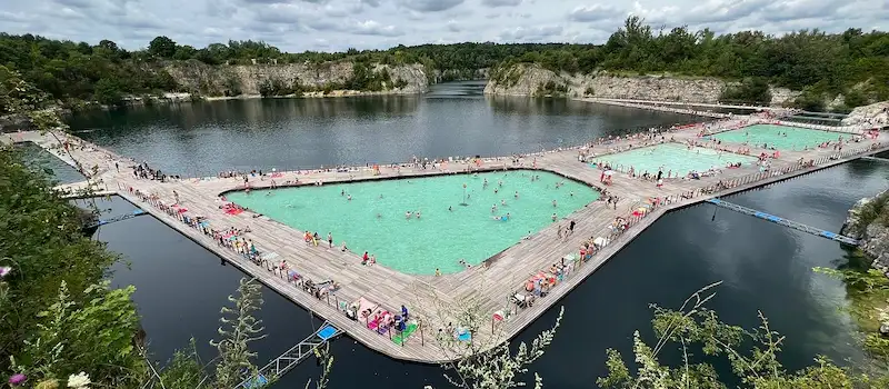 Les piscines flottantes aux eaux turquoise du parc Zakrzówek à Cracovie