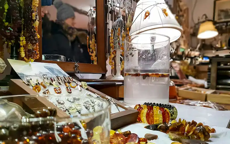 ambre véritable de la Baltique acheté à la Halle aux Draps de Cracovie. un incontournable à ramener de cracovie