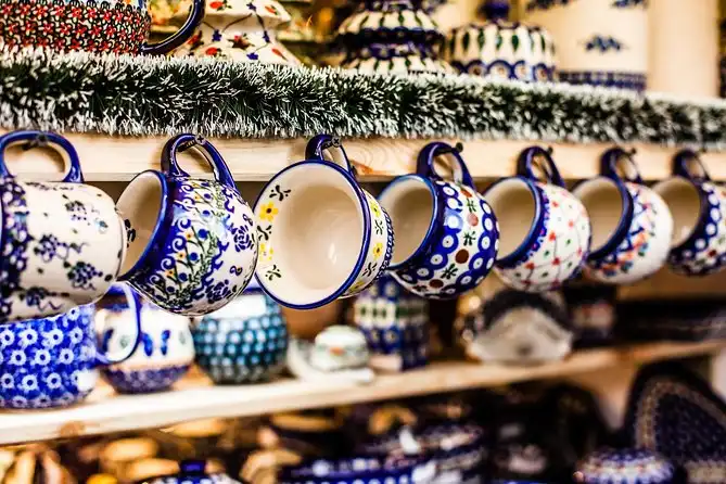 Vaisselle traditionnelle en céramique de Bolesławiec, un artisanat polonais incontournable.