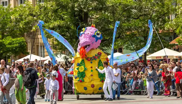 La grande parade des dragons dans les rues lors d'un week-end à Cracovie en juin