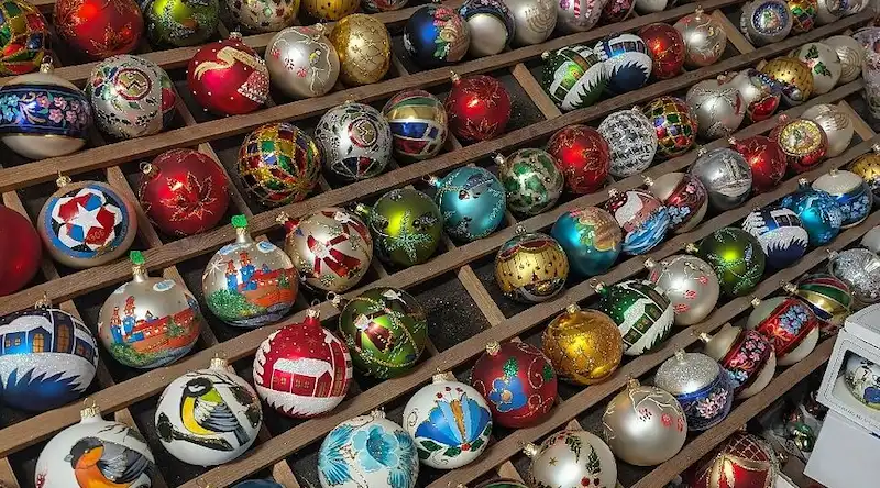 étal de boules de Noël en verre soufflé à cracovie