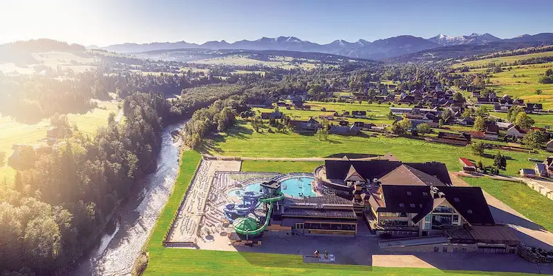 Vue extérieure des piscines des Termy Chochołowskie (Chochołów) face aux montagnes des Tatras