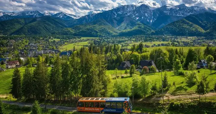 Vue panoramique sur les monts Tatras lors d'une excursion à Zakopane depuis Cracovie